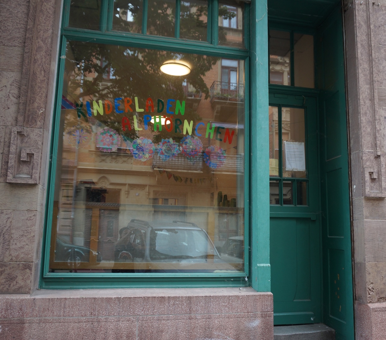 Fensterfront des Kinderladens